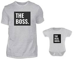 Papa Baby Partnerlook Set In Grau- The Boss The Real Boss Papa TShirt Und Baby Body Kurzarm - Vater Sohn Partnerlook von PlimPlom