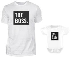 Papa Baby Partnerlook Set In Weiß - The Boss The Real Boss Papa TShirt Und Baby Body Kurzarm - Vater Sohn Partnerlook von PlimPlom