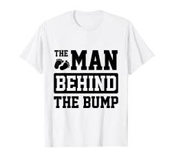 Herren Schwangerschaft The Man Behind The Bump Mother To Be Eltern Baby T-Shirt von Pregnancy Parents Gift Idea For Pregnant Women