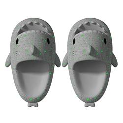 Puimentiua Fluoreszierende Hai Hausschuhe Schlappen,Shark Slippers Slides,Damen Sharky Schuhe,Herren Haifisch Badelatschen | 19- Fluoreszierendes Hellgrau,44-45 EU von Puimentiua