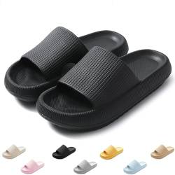 QJJQ Badeschuhe Herren Damen Cozislides Original Slippers Wolke Schlappen Super Weich Rutschfest Badelatschen Hausschuhe Sommer Pantoletten Badeschlappen Flip Flops,Schwarz, 38-39 EU von QJJQ