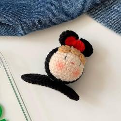 Niedliche handgestrickte Haarnadel aus Wolle, weibliche Cartoon-Puppe, seitlicher Clip, gehäkelter lustiger Haarnadel-Kopfschmuck (Farbe: Schwarz) von RQJOPE