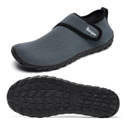 Racqua Wasserschuhe Schwimmschuhe Damen Strandschuhe Herren Badeschuhe Mit Klettverschluss Schwimmen Barfuss Schnelltrocken Wasserschuhe Strandschuhe Frauen Unisex Grau EU42 von Racqua