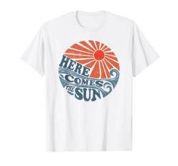Vintage Here Comes The Sun Cute Retro 70er Jahre Strandurlaub T-Shirt von Retro Beach Vacation Summer Quotes Shirts & Gifts