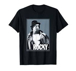 Rocky Lederjacke und Fedora mit Logo T-Shirt von Rocky