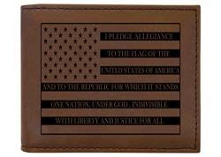Rogue River Tactical USA American Flag Pledge of Allegiance Herren Leder Bifold Wallet RFID Geschenk für Ihn Papa Vater USA Billfold Patriotisch, Braun, Standard, Patriotisch von Rogue River Tactical