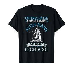 Unterschätze niemals einen alten Mann mit einem Segelboot T-Shirt von SCHIFF AHOI Geschenke für Segler & Motorbootfahrer