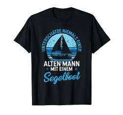 Unterschätze niemals einen alten Mann mit einem Segelboot T-Shirt von SCHIFF AHOI Geschenke für Segler & Motorbootfahrer
