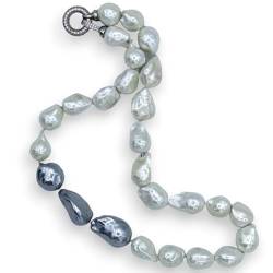 SICILIA BEDDA CAPACI Halskette aus weißen und grauen Scaramazze-Perlen – L ca. 52 cm. Mit Zirkonen besetzter Stahlverschluss von SICILIA BEDDA CAPACI