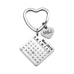 SOUFEEL Personalisierter Fotokalender Schlüsselanhänger mit Gravur Individuelles Initialen und Datum Schlüsselanhänger aus Edelstahl Geschenk für sie, Freundin, Paar, Jahrestag von SOUFEEL
