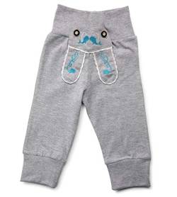 Schöneberger Trachten Couture Baby Stoffhose im Lederhosen Design – Babyhose mit elastischem Bund – Pumphose Kinderhose Bockkitz (62/68, Hellgrau) von Schöneberger Trachten Couture