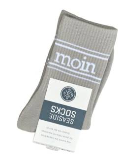 Seaside No.64 - Socken mit maritimer Botschaft - Tennissocken im nordischen Stil - farbige Strümpfe mit Schriftzug - Unisex auch für alle Landratten (Moin - horizontal - taupe/weiß, M = 41-46) von Seaside No.64