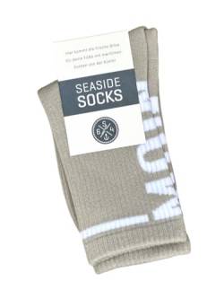 Seaside No.64 - Socken mit maritimer Botschaft - Tennissocken im nordischen Stil - farbige Strümpfe mit Schriftzug - Unisex auch für alle Landratten (Moin - vertikal - taupe/weiß, L = 46-50) von Seaside No.64