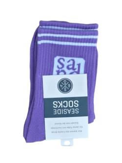 Seaside No.64 - Socken mit maritimer Botschaft - Tennissocken im nordischen Stil - farbige Strümpfe mit Schriftzug - Unisex auch für alle Landratten (Sand - dkl.lila/weiß, M = 41-46) von Seaside No.64