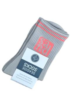 Seaside No.64 - Socken mit maritimer Botschaft - Tennissocken im nordischen Stil - farbige Strümpfe mit Schriftzug - Unisex auch für alle Landratten (Sand - taupe/corall, M = 41-46) von Seaside No.64