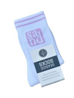 Seaside No.64 - Socken mit maritimer Botschaft - Tennissocken im nordischen Stil - farbige Strümpfe mit Schriftzug - Unisex auch für alle Landratten (Sand - weiß/flieder, S = 36-40) von Seaside No.64