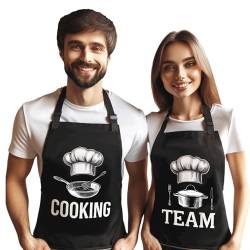 Shirtoo 2 Kochschürze im Pack für alle, die gerne gemeinsam kochen, mit Aufdruck Cooking und Team, Schürzen-Farbe schwarz von Shirtoo