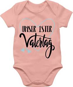 Baby Body Junge Mädchen - Geschenk zum - Unser erster Vatertag - 6/12 Monate - Babyrosa - 1. vatertagsgeschenk strampler babybody mit spruch papa kurzarm männertagsgeschenk outfit dad vater von Shirtracer