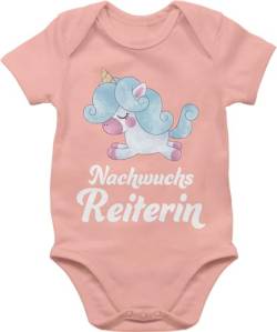 Baby Body Junge Mädchen - Pferde - Nachwuchsreiterin - 3/6 Monate - Babyrosa - kurzarm bodys pferd mit pferden strampler reiter babybodies pferdemotiven boddys pferdespruch babysachen pferdesport von Shirtracer