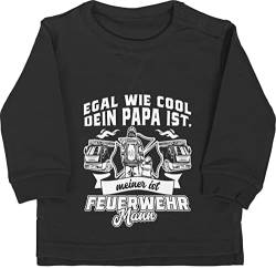 Baby Pullover Jungen Mädchen - Egal wie cool dein Papa ist meiner ist Feuerwehr Mann - 12/18 Monate - Schwarz - feuerwehrmann babykleidung geschenke bei der pulli nachwuchs langarm geschenkartikel von Shirtracer