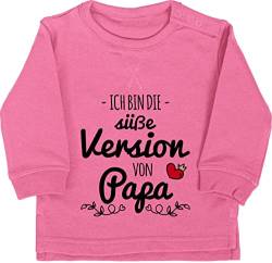 Baby Pullover Jungen Mädchen - Geschenk zum Vatertag - Süße Version von Papa - 6/12 Monate - Pink - pullis väter daddys suesses pulli männertagsgeschenke ich bin so süß vater daddy is my hero von Shirtracer