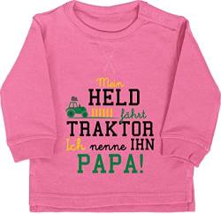 Baby Pullover Jungen Mädchen - Traktoren - Mein Held fährt Traktor - 6/12 Monate - Pink - Landwirt dad Babykleidung Landwirtschaft Papa Pulli traktorfan trecker Sweatshirt Bauern papatag pullis von Shirtracer