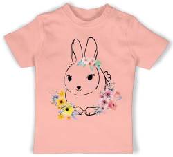 Baby T-Shirt Mädchen Jungen - Ostergeschenke Ostern - Hase - Blumen - 12/18 Monate - Babyrosa - Osterhase Outfit osterhasen Oster t-Shirts Babykleidung osterüberraschungen hasenmotiv Tshirt Shirt von Shirtracer