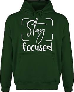 Hoodie Herren Pullover Männer - Fotografie Geschenke Fotografen - Stay focused - 3XL - Dunkelgrün - sprüche statement mit spruch hobbyfotograf fotografieren kamera fotograf camera geschenk für von Shirtracer