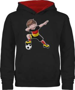 Pullover Kinder Hoodie Jungen Mädchen - Fußball EM WM - Dabbing Fußballspieler Junge Deutschland Germany - 140 (9/11 Jahre) - Schwarz/Rot - fussball 2024 europameisterschaft em- fanartikel pulli von Shirtracer