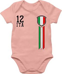 Shirtracer Baby Body Junge Mädchen - 2024 Fussball EM Fanartikel - 12 Mann Italien - 12/18 Monate - Babyrosa - bz10 wm fußball fan kurzarm strampler fu ball nationalmannschaft babysachen jungen von Shirtracer