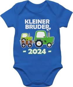 Shirtracer Baby Body Junge Mädchen - Kleiner Bruder 2024 Traktor - 3/6 Monate - Royalblau - little brother outfit kleine kleinen babysachen brüder bro 2023 bodie geschenk ubranka dla niemowlaka von Shirtracer