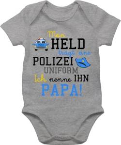 Shirtracer Baby Body Junge Mädchen - Sprüche - Mein Held trägt eine Polizeiuniform - Polizist Geschenk zur Geburt - 12/18 Monate - Grau meliert - daddy polizei bz10 strampler mit deutschem spruch von Shirtracer