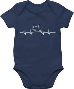 Shirtracer Baby Body Junge Mädchen - Traktoren - Herzschlag Traktor - 6/12 Monate - Navy Blau - jungen strampler trecker kurzarm bodys mit bodies für babys body. baby-body sachen babybody babysachen von Shirtracer