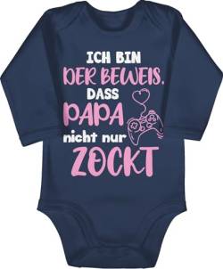 Shirtracer Baby Body langarm Mädchen Junge - Geschenk zum Vatertag - Ich bin der Beweis, dass Papa nicht nur zockt Rosa Weiß - 3/6 Monate - Navy Blau - vatertagsbody papatagsgeschenk beweis babybody von Shirtracer