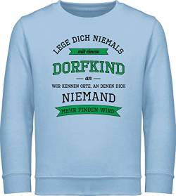 Sweatshirt Kinder Pullover für Jungen Mädchen - Statement Sprüche - Lege dich niemals mit einem Dorfkind an - dunkel - 128 (7/8 Jahre) - Hellblau - sweatshirts geschenk zur einschulung sprüche. von Shirtracer