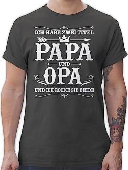 T-Shirt Herren - Geschenke - Ich Habe Zwei Titel Papa und Opa - 4XL - Dunkelgrau - Vatertagsgeschenk großeltern Shirts Maenner Tshirt für grosseltern Grossvater 2. Vatertag t-Shirts männer von Shirtracer