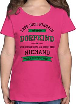 T-Shirt Mädchen - Statement Sprüche Kinder - Lege Dich Niemals mit einem Dorfkind an - dunkel - 140 (9/11 Jahre) - Fuchsia - spruche dorfkinder Tshirt Geschenk zur Einschulung Leg Spruch Nicht von Shirtracer