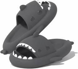 Sisttke Shark Slides Herren Damen Hai Hausschuhe Badeschuhe Cloud Badelatschen Sommer rutschfeste Pantoletten Badeschlappen Home Slippers,D-Grau-B,42/43 EU von Sisttke