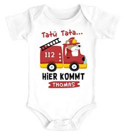 SpecialMe® Baby Body mit Namen Bedrucken Lassen Feuerwehr-Auto Tatütata Hier kommt [Wunschname] Kurzarm Bio Baumwolle weiß 12-18 Monate von SpecialMe