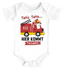 SpecialMe® Baby Body mit Namen Bedrucken Lassen Feuerwehr-Auto Tatütata Hier kommt [Wunschname] Kurzarm Bio Baumwolle weiß 3-6 Monate von SpecialMe