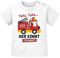 SpecialMe® Baby T-Shirt mit Namen personalisiert Feuerwehr-Auto Spruch Tatütata Hier kommt [Wunschname] Kurzarm Bio-Baumwolle weiß 80/86 (10-15 Monate) von SpecialMe