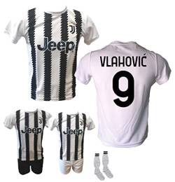 Sportbaer Fußballtrikot Bianconera Vlahovic 9 Saison 2022/2023 Autorisierte Replik Größen für Kinder und Erwachsene. Wählen Sie, ob Sie schwarze oder weiße Shorts hinzufügen und Socken von Sportbaer
