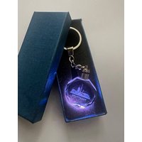 Stelby Schlüsselanhänger Stuttgart Schlüsselanhänger LED Multicolor mit Geschenkbox von Stelby