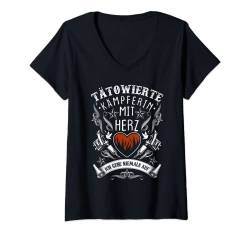 Damen Tätowierte Kämpferin mit Herz - Ich gebe niemals auf - T-Shirt mit V-Ausschnitt von TATTOO LIEBE