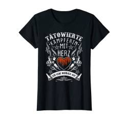 Tätowierte Kämpferin mit Herz - Ich gebe niemals auf - T-Shirt von TATTOO LIEBE
