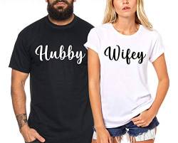 Hubby Wifey - Partner-T-Shirt Damen und Herren - 2 Stück - Couple-Shirt Geschenk Set für Verliebte - Partner-Geschenke - Bestes Geburtstagsgeschenk - Partnerlook von Tee Kiki