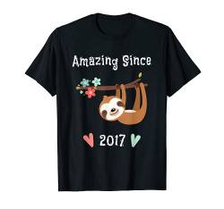 Amazing Since 2017 - Niedliches Faultier für Frauen und Mädchen T-Shirt von The Lazy Sloth Shirt and Gift Co.