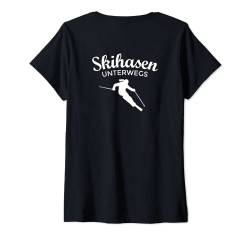 Damen Skihasen Unterwegs (Weiß/Rücken) Skier Apres Ski T-Shirt mit V-Ausschnitt von TheShirtShops Wintersport T-Shirts und Geschenke