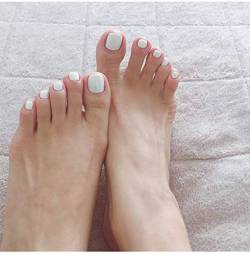 TseenYi Künstliche Zehennägel Reines Weiß Einfarbig Mode Quadrat Kurz Vollständige Abdeckung Falsche Zehennägel für Frauen und Mädchen （24 Stück） von TseenYi