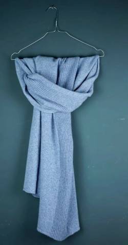 Großer Kaschmir Schal mit Mittelrippe hellblau von Tuul Fashion